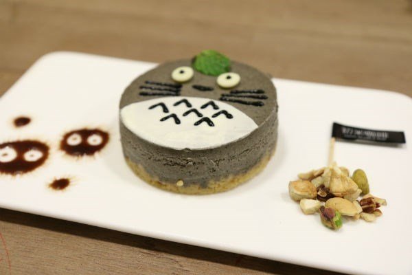 我最爱的豆豆龙~豆~豆~龙~,风靡大人小孩的龙猫,不只周边商品长年热卖,近年来,龙猫造型的装置艺术还成为许多城市观光景点;餐饮业者也纷纷发挥巧思,将龙猫造型融入餐点中。现在就跟着OpenRice一起将可爱的龙猫吃下肚吧! 台北中山区初米咖啡 睁着无辜大眼的龙猫,一上桌就让众人惊呼好可爱~这是义砖义瓦集团今年5月成立的餐饮新品牌初米最招牌的甜点之一。 主厨制作蛋糕的灵感,来自于龙猫站在站牌下这一幕电影经典画面;奶酪蛋糕本来就是义砖义瓦的招牌甜点,龙猫身体的灰色是使用芝麻,调整比例而成